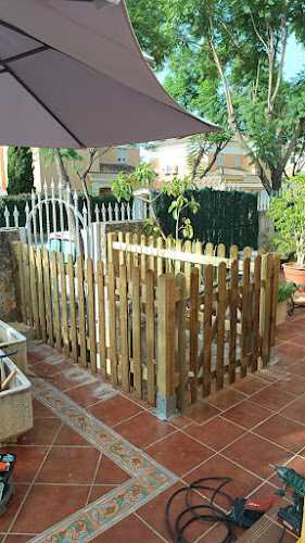 Fotografia tomada fuera de Comercial Marel S.A. - Establecimiento de venta de madera en Tomares, Sevilla