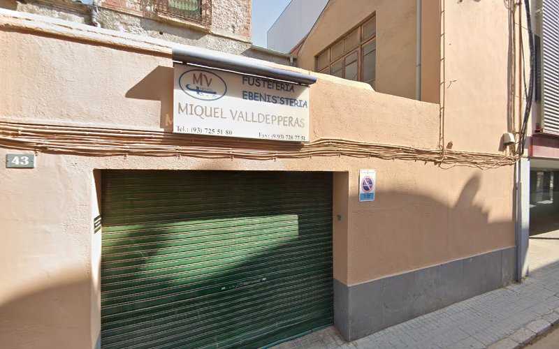 Fotografia tomada fuera de Fusteria Miquel Valldeperas - Establecimiento de venta de madera en Sabadell, Barcelona