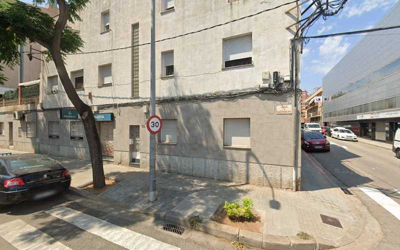 Fotografia tomada fuera de Rafael Moreno Carpinteria . Ebanisteria - Botiga d'armaris en Sabadell, Barcelona