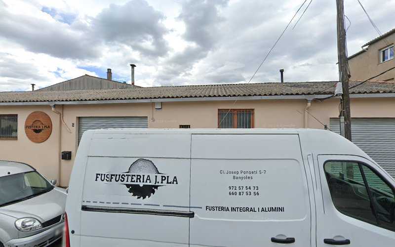 Fotografia tomada fuera de Fusteria J.Pla • Banyoles - Carpintería en Banyoles, Girona