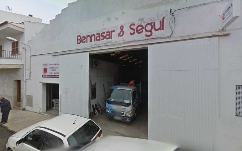 Fotografia tomada fuera de Ferreria Perelló Socias - Fábrica de puertas en Sa Pobla, Baleares