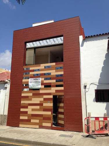 Fotografia tomada fuera de ALUMINIOS SANTA ROSA S.L. - Carpintería metálica y de aluminio en Tegueste, Santa Cruz de Tenerife