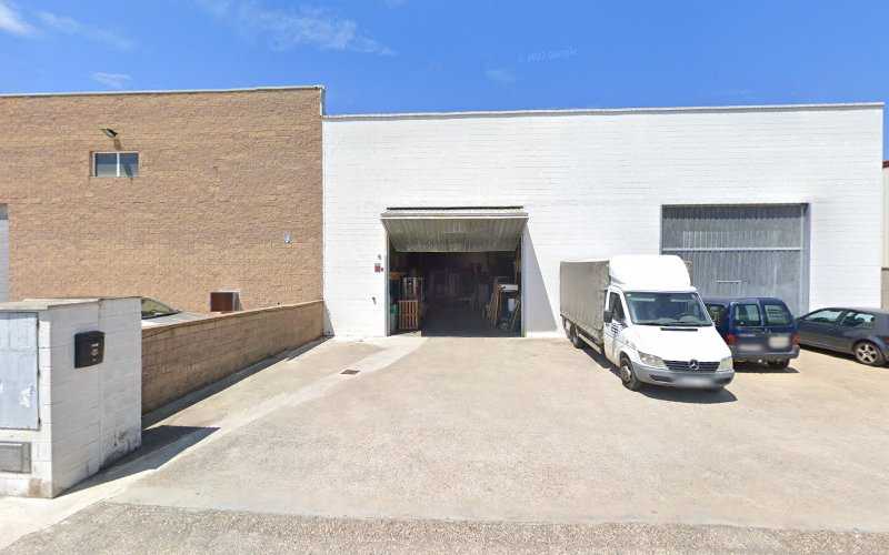 Fotografia tomada fuera de Fusteria Roqueta - Botiga de mobles en Riudellots de la Selva, Girona