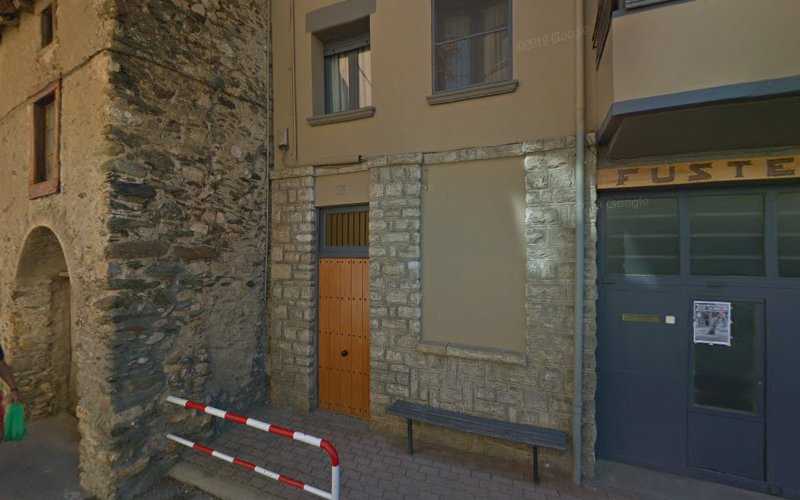 Fotografia tomada fuera de Avellanet - Establecimiento de venta de madera en Alp, Girona