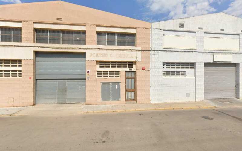 Fotografia tomada fuera de Puertas A Iniesta S L - Carpintería metálica y de aluminio en Ripollet, Barcelona