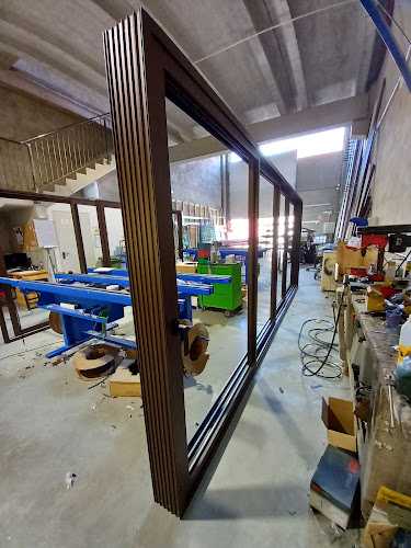 Fotografia tomada fuera de Espai Tx Tancaments D'alumini - Carpintería metálica y de aluminio en Calonge, Girona