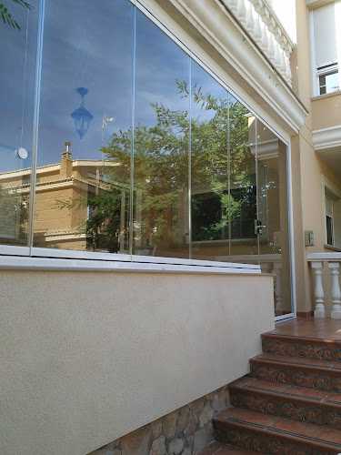 Fotografia tomada fuera de PUERTAS Y VENTANAS LARA - Carpintería metálica y de aluminio en Corbera, Valencia