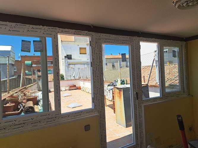 Fotografia tomada fuera de Aluminios JJ Granados - Carpintería metálica y de aluminio en Madrid, Madrid