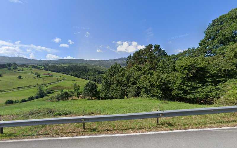 Fotografia tomada fuera de Carpinaria SantamaríaSL - Carpintería en Viérnoles, Cantabria