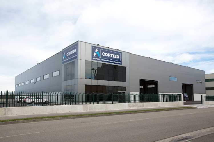Fotografia tomada fuera de CORTIZO Cantabria - Proveedor de aluminio en Viérnoles, Cantabria