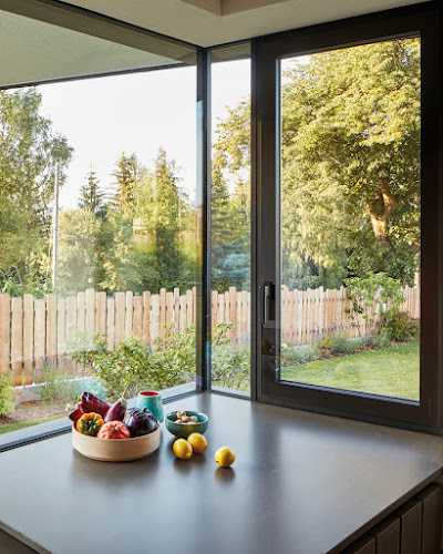 Fotografia tomada fuera de La llucana - Proveedor de ventanas en Vallirana, Barcelona