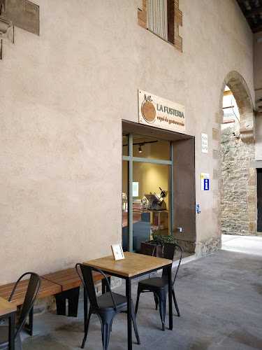 Fotografia tomada fuera de La fusteria Ullastret - bares en Ullastret, Girona