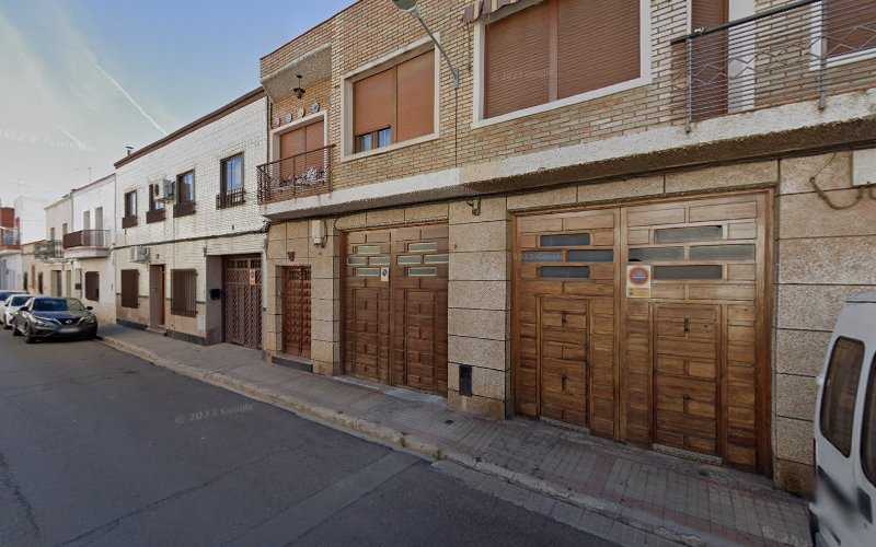 Fotografia tomada fuera de Puertas y Portones de Madera - Proveedor de puertas en Tomelloso, Ciudad Real