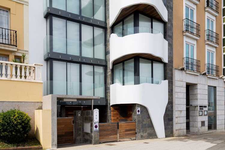 Fotografia tomada fuera de TRANSFORMACIONES CANTABRAS DE MADERA,S.L///KRION - Carpintería en Astillero, Cantabria