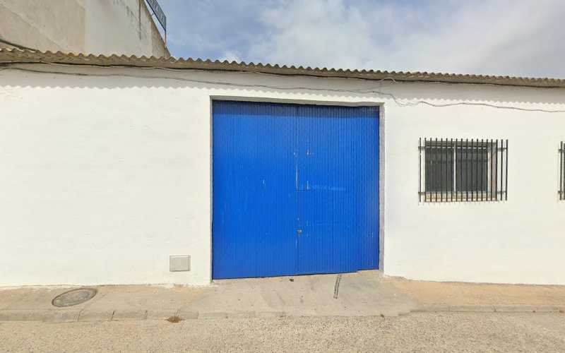 Fotografia tomada fuera de Aluminios Danialum - Daniel Martín - Carpintería metálica y de aluminio en La Puebla de Montalbán, Toledo