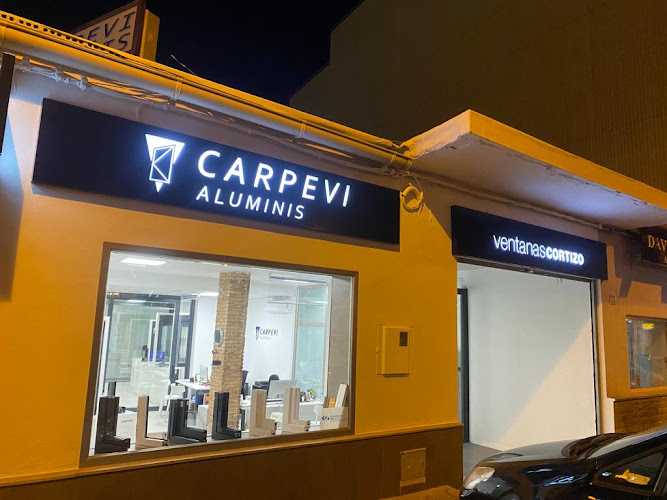 Fotografia tomada fuera de Carpevi Aluminis - Ventanas CORTIZO - Metal·listeria en La Pobla de Vallbona, Valencia