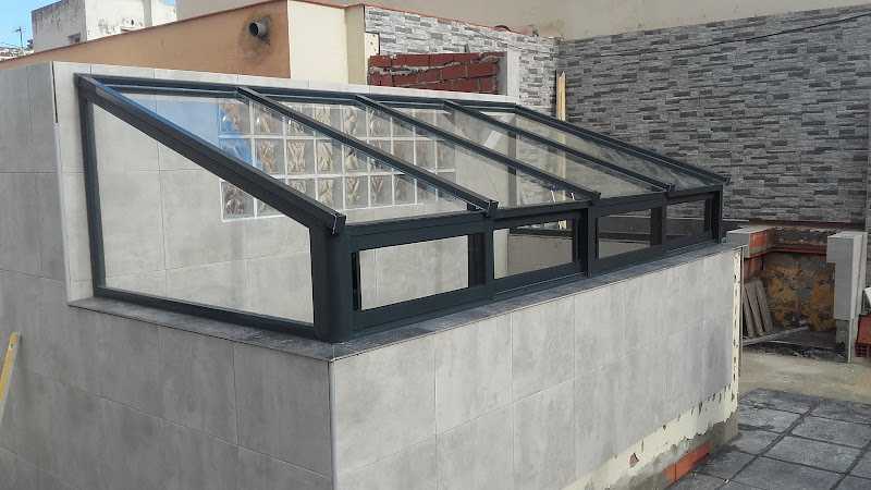 Fotografia tomada fuera de Carpintería Metálica Pérez Ros - Carpintería metálica y de aluminio en Algeciras, Cádiz