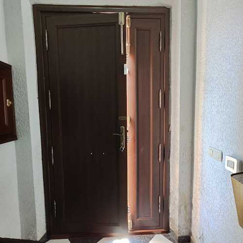 Fotografia tomada fuera de Aluminios Sergio Porro - Carpintería metálica y de aluminio en Villanueva de la Serena, Badajoz