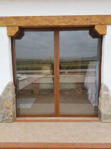 Fotografia tomada fuera de Aluminios Miguel Grijota Dorado - Carpintería metálica y de aluminio en Villanueva de la Serena, Badajoz