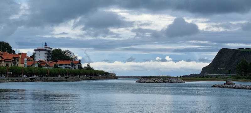 Fotografia tomada fuera de Muebles Ostolaza - Altzari-denda en Zumaia, Guipúzcoa