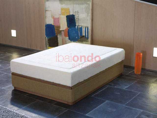 Fotografia tomada fuera de Ibai Ondo Aroztegia Altzariak - Tienda de muebles en Beasain, Guipúzcoa