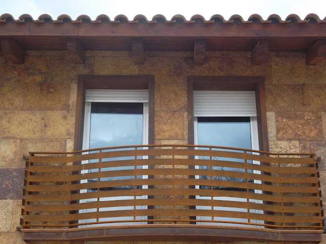 Fotografia tomada fuera de Metálicas Lázaro Estructuras - Carpintería metálica y de aluminio en Monreal del Campo, Teruel