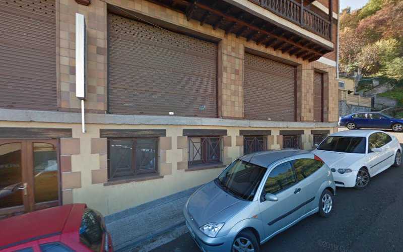 Fotografia tomada fuera de Carpintería J Pujols - Fuster en Gironella, Barcelona