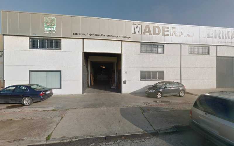 Fotografia tomada fuera de Maderas Utrera S. L. - Establecimiento de venta de madera en Utrera, Sevilla