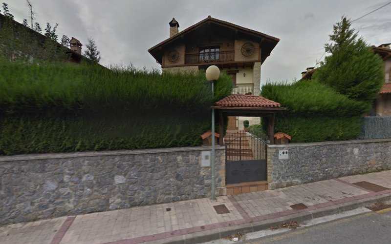 Fotografia tomada fuera de Carpintería Hermanos Astiz - Tienda de armarios en Leitza, Navarra