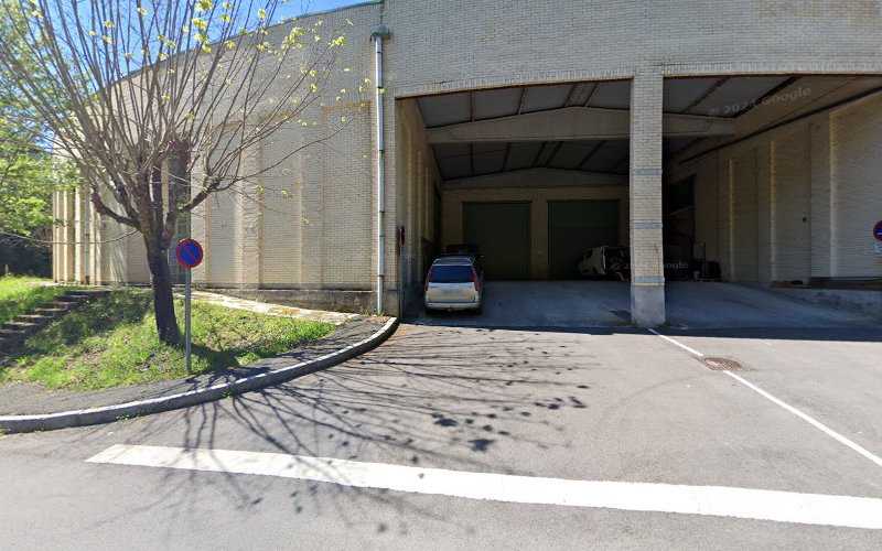 Fotografia tomada fuera de Zurgin Aroztegia - Carpintero en Gizaburuaga, Vizcaya