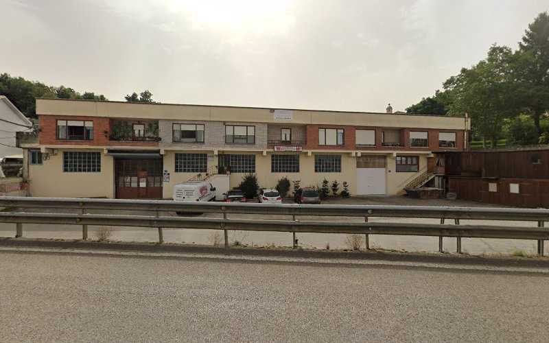 Fotografia tomada fuera de Carpintería Gurria - Tienda de armarios en Valdecilla, Cantabria