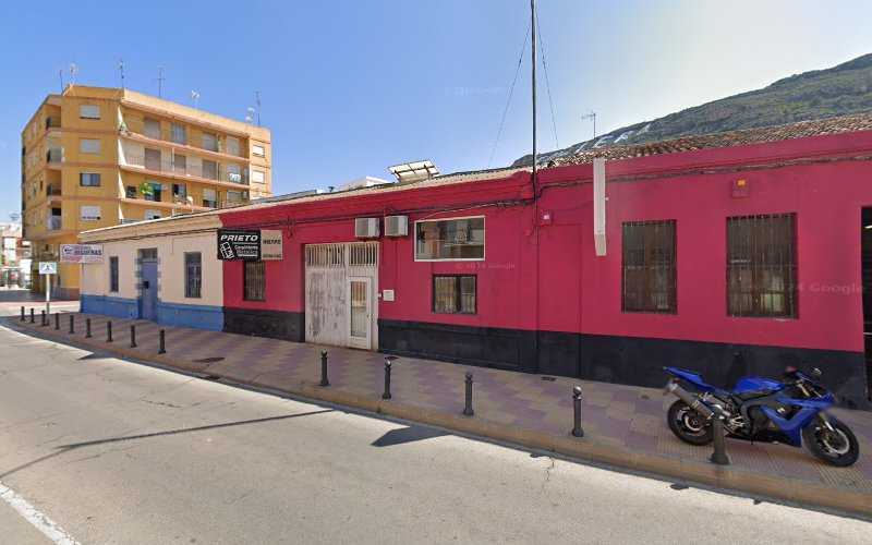 Fotografia tomada fuera de Puertas y Ventanas Hnos Prieto - Carpintería metálica y de aluminio en Cullera, Valencia