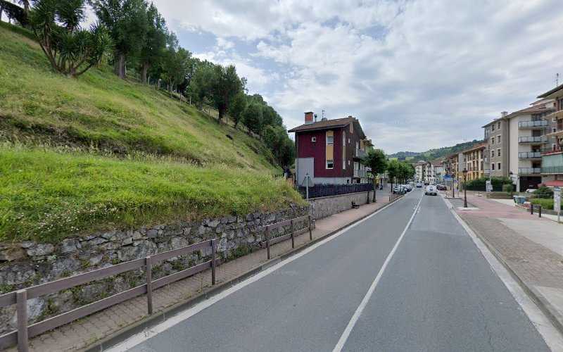 Fotografia tomada fuera de Carpintería Caballero Aroztegia - Tienda de armarios en Irura, Guipúzcoa