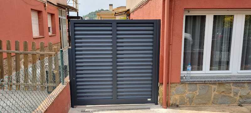 Fotografia tomada fuera de Aluminis Cofar - Carpintería metálica y de aluminio en Olot, Girona