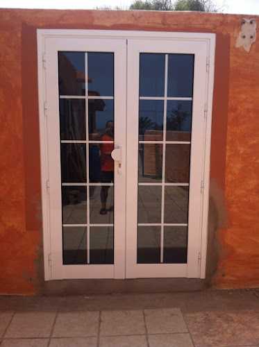 Fotografia tomada fuera de Aluminios Tarajalejo - Carpintería metálica y de aluminio en Tuineje, Las Palmas