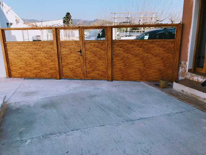 Fotografia tomada fuera de Paco Sesé Aluminis - Metal·listeria en Tortosa, Tarragona