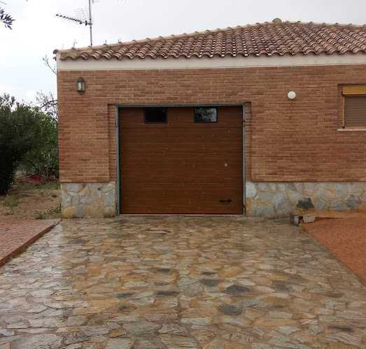 Fotografia tomada fuera de Aluminis Java's - Metal·listeria en Tortosa, Tarragona