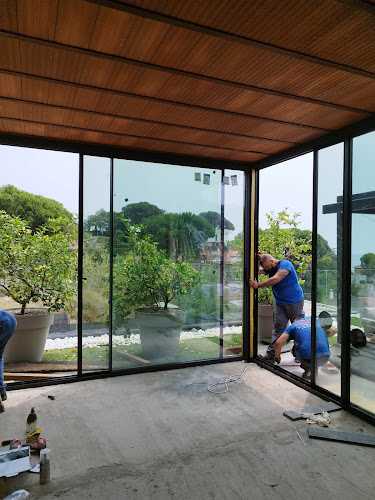 Fotografia tomada fuera de Aluminis Dual - Carpintería metálica y de aluminio en Tordera, Barcelona