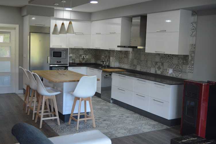 Fotografia tomada fuera de Carpinteria Modelo - Tienda de muebles de cocina en Arzúa, A Coruña