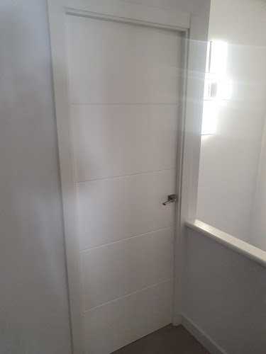 Fotografia tomada fuera de Puertas Benitez Tomares | Puertas de madera en Sevilla - Fábrica de puertas en Tomares, Sevilla