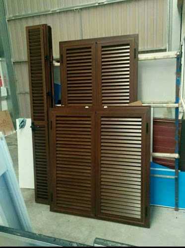 Fotografia tomada fuera de Cristaleria Aluminio Torre Pelli - Ventana de aluminio en Tomares, Sevilla