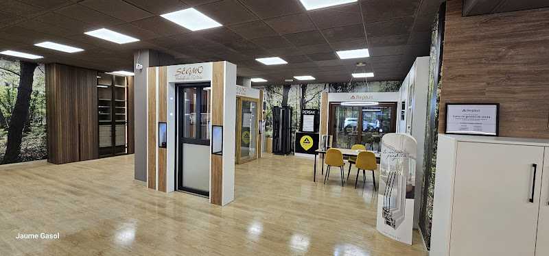 Fotografia tomada fuera de TREBALLS DE FUSTERIA SEGMO, S.L. - Botiga de finestres de PVC en Lleida, Lérida