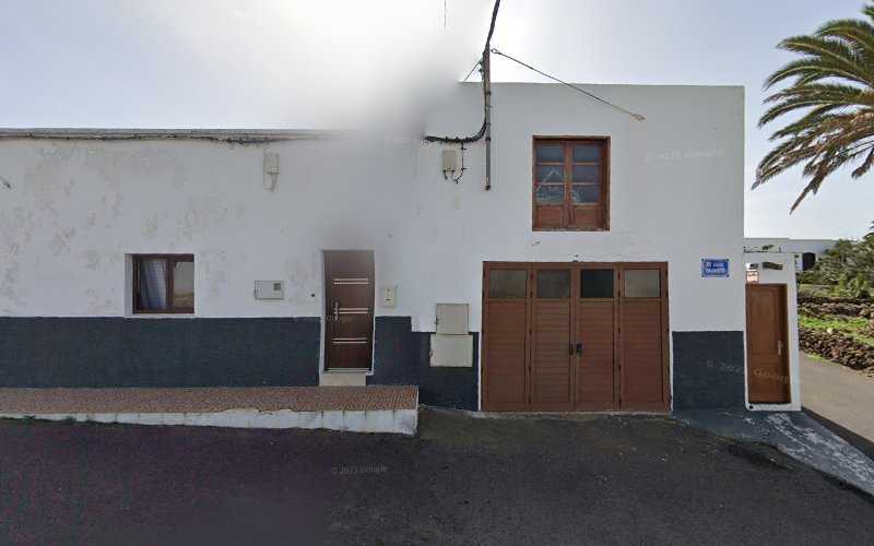 Fotografia tomada fuera de Carpinteria M. Juvenal* - Carpintería en Tajaste, Las Palmas