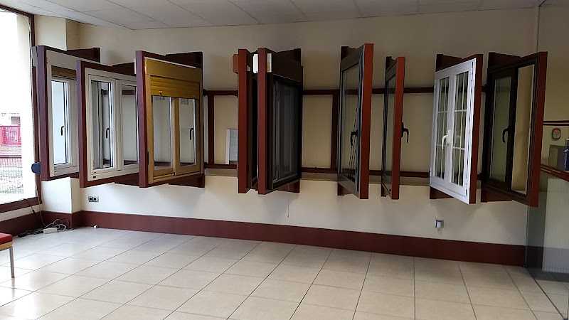 Fotografia tomada fuera de Almacenes y Talleres San José - Carpintería metálica y de aluminio en Tafalla, Navarra