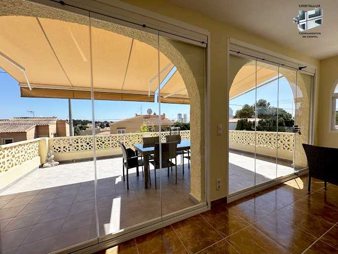 Fotografia tomada fuera de CristalLux | Cerramientos de cristal - Ventanas de aluminio - Carpintería metálica y de aluminio en Pego, Alicante