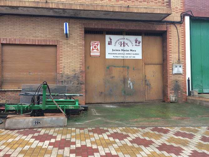 Fotografia tomada fuera de Carpintería Metálica Jacinto Macías Mora - Carpintería metálica y de aluminio en Albaladejo, Ciudad Real