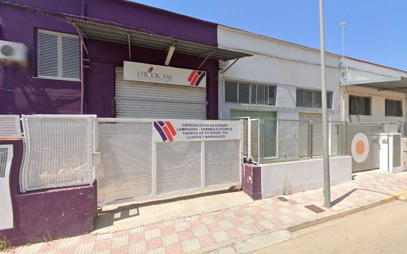 Fotografia tomada fuera de FERROS I ALUMINIS LA LLEVANTINA 2000 S.L. - Carpintero en Tavernes de la Valldigna, Valencia