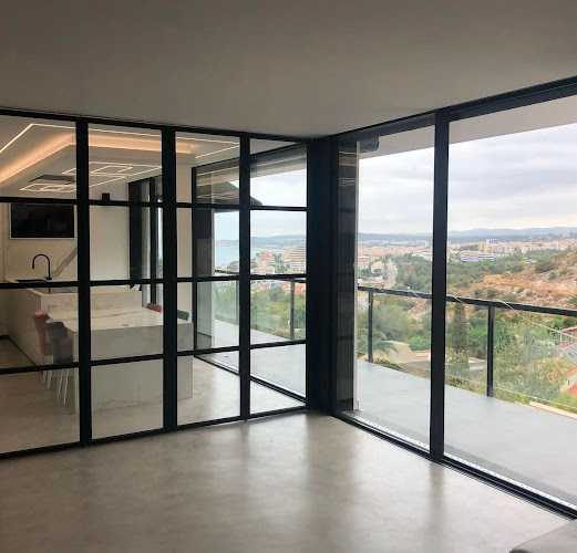 Fotografia tomada fuera de Reyes Carpintería de Aluminio, S. L. - Carpintería metálica y de aluminio en Santa Perpètua de Mogoda, Barcelona