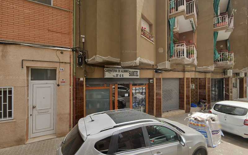 Fotografia tomada fuera de Carpinteria de Aluminio Samuel - Fuster en Santa Coloma de Gramenet, Barcelona