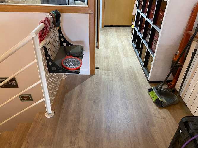 Fotografia tomada fuera de Parquet Adrián - Carpintero en Santa Coloma de Gramenet, Barcelona